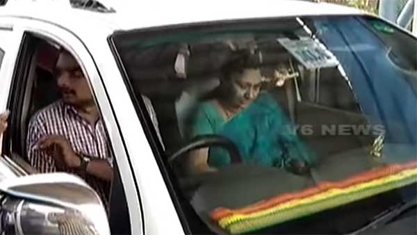 56 ரூபாய்க்காக டோல்கேட்டில் சாமியாடிய முக்கிய அமைச்சரின் மனைவி... வைரலாகும் அதிர்ச்சி வீடியோ...