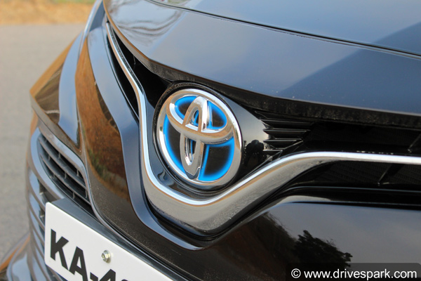 மாட்டு சாணத்தால் காரை கோட்டிங் செய்த மோடி ஊர்க்காரர்... எதற்காக என தெரிந்தால் திகைத்து போவீர்கள்...