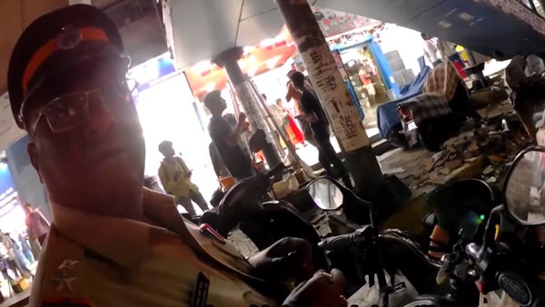 இன்ஸ்பெக்டரின் தவறை நடுரோட்டில் தட்டிக்கேட்ட இளைஞருக்கு நேர்ந்த கதி... வைரலாகும் அதிர்ச்சி வீடியோ