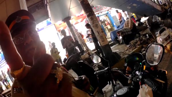 இன்ஸ்பெக்டரின் தவறை நடுரோட்டில் தட்டிக்கேட்ட இளைஞருக்கு நேர்ந்த கதி... வைரலாகும் அதிர்ச்சி வீடியோ