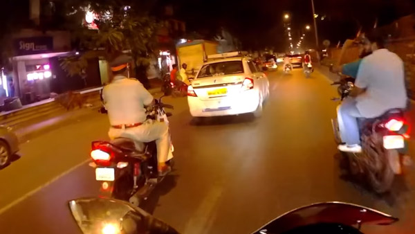 இன்ஸ்பெக்டரின் தவறை நடுரோட்டில் தட்டிக்கேட்ட இளைஞருக்கு நேர்ந்த கதி... வைரலாகும் அதிர்ச்சி வீடியோ