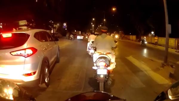 இன்ஸ்பெக்டரின் தவறை நடுரோட்டில் தட்டிக்கேட்ட இளைஞருக்கு நேர்ந்த கதி... வைரலாகும் அதிர்ச்சி வீடியோ