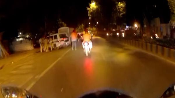 இன்ஸ்பெக்டரின் தவறை நடுரோட்டில் தட்டிக்கேட்ட இளைஞருக்கு நேர்ந்த கதி... வைரலாகும் அதிர்ச்சி வீடியோ