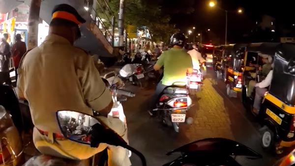 இன்ஸ்பெக்டரின் தவறை நடுரோட்டில் தட்டிக்கேட்ட இளைஞருக்கு நேர்ந்த கதி... வைரலாகும் அதிர்ச்சி வீடியோ