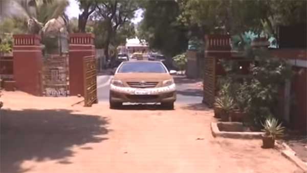 காரில் மாட்டு சாண கோட்டிங்கிற்கு உண்மையான காரணம் இதுதான்... உலகம் முழுக்க வைரலான இந்திய பெண் அதிரடி