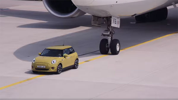 நிஜ வாழ்க்கை பாகுபலி இதுதான்... போயிங் விமானத்தை கயிறு கட்டி இழுத்து சென்ற கூப்பர் எலக்ட்ரிக் கார்: வீடியோ...!