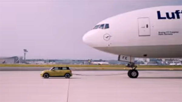 நிஜ வாழ்க்கை பாகுபலி இதுதான்... போயிங் விமானத்தை கயிறு கட்டி இழுத்து சென்ற கூப்பர் எலக்ட்ரிக் கார்: வீடியோ...!