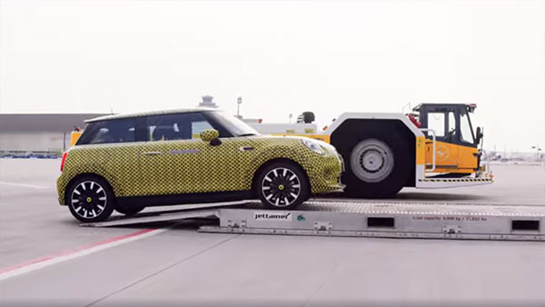 நிஜ வாழ்க்கை பாகுபலி இதுதான்... போயிங் விமானத்தை கயிறு கட்டி இழுத்து சென்ற கூப்பர் எலக்ட்ரிக் கார்: வீடியோ...!