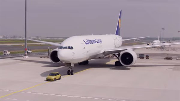 நிஜ வாழ்க்கை பாகுபலி இதுதான்... போயிங் விமானத்தை கயிறு கட்டி இழுத்து சென்ற கூப்பர் எலக்ட்ரிக் கார்: வீடியோ...!