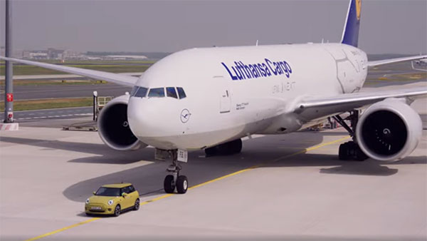 நிஜ வாழ்க்கை பாகுபலி இதுதான்... போயிங் விமானத்தை கயிறு கட்டி இழுத்து சென்ற கூப்பர் எலக்ட்ரிக் கார்: வீடியோ...!