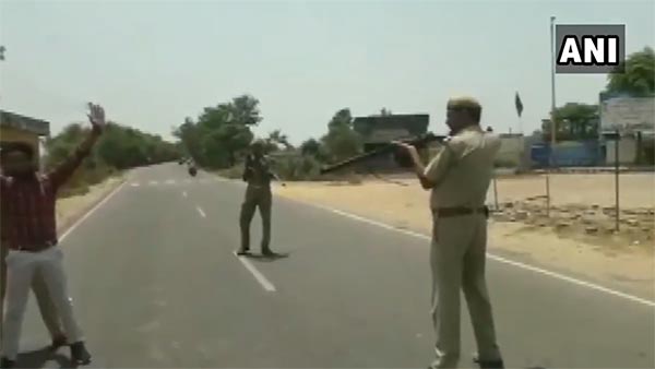 துப்பாக்கி முனையில் வாகன பரிசோதனையில் ஈடுபட்ட போலீஸார்... அதிர்ச்சியில் உரையவைக்கும் காட்சிகள்!