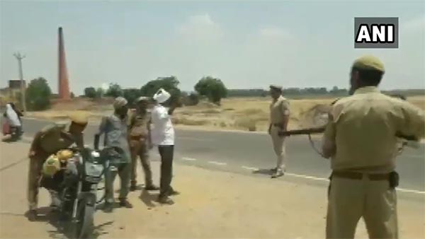 துப்பாக்கி முனையில் வாகன பரிசோதனையில் ஈடுபட்ட போலீஸார்... அதிர்ச்சியில் உரையவைக்கும் காட்சிகள்!