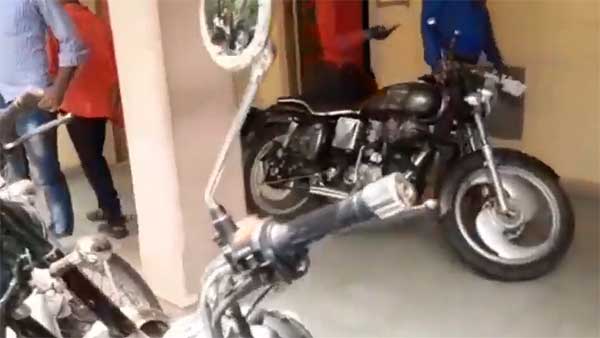 ராயல் என்பீல்டு பைக்கில் கெத்து காட்டியவர்களுக்கு ஆப்பு வைத்த போலீசார்... எதற்காக தெரியுமா?