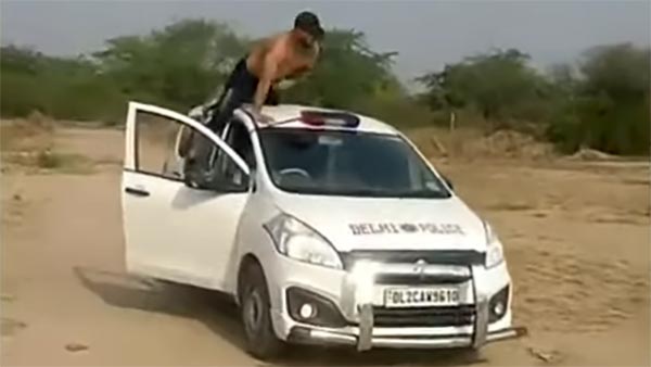 போலீஸ் காரில் நடந்த அதிர்ச்சி சம்பவம் இதுதான்... சமூக வலை தளங்களில் வைரலாகும் வீடியோ...