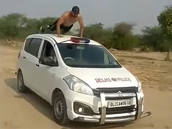 போலீஸ் காரில் நடந்த அதிர்ச்சி சம்பவம் இதுதான்... சமூக வலை தளங்களில் வைரலாகும் வீடியோ...