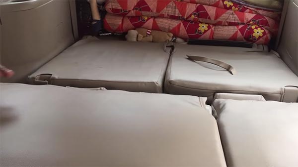 சூப்பரப்பு... சிம்பிளான ஐடியாவில் எர்டிகா காரில் ஸ்லீப்பர் வசதி... அசத்திய உரிமையாளர்!!