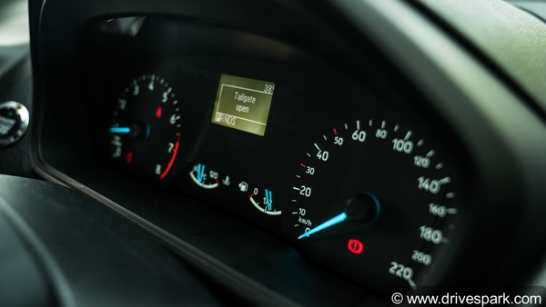 ஈக்கோஸ்போர்ட் டைட்டானியம் ப்ளஸ், டைட்டானியம் வேரியண்ட்களின் வசதிகளை மாற்றியமைக்கிறது ஃபோர்டு