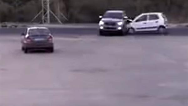 சான்ட்ரோ கார் மோதியதில் உருண்டு சென்ற ஃபோர்டு எண்டெவர்... விபத்தின் அதிர்ச்சி வீடியோ!