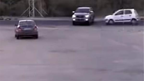 சான்ட்ரோ கார் மோதியதில் உருண்டு சென்ற ஃபோர்டு எண்டெவர்... விபத்தின் அதிர்ச்சி வீடியோ!