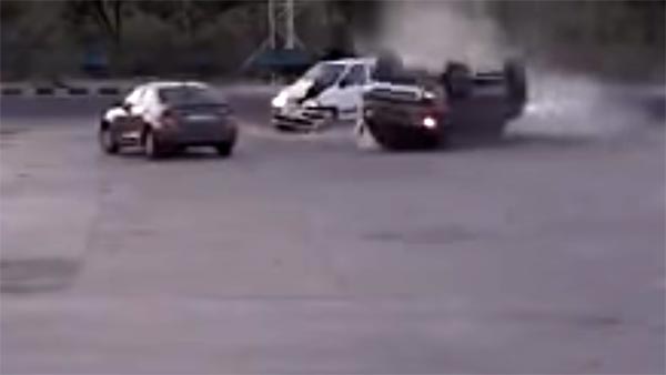 சான்ட்ரோ கார் மோதியதில் உருண்டு சென்ற ஃபோர்டு எண்டெவர்... விபத்தின் அதிர்ச்சி வீடியோ!