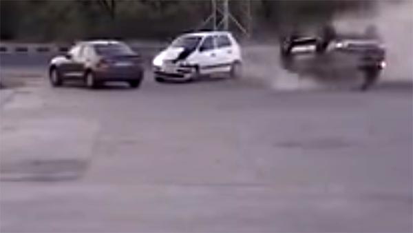 சான்ட்ரோ கார் மோதியதில் உருண்டு சென்ற ஃபோர்டு எண்டெவர்... விபத்தின் அதிர்ச்சி வீடியோ!