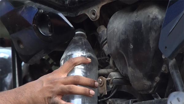 பெட்ரோலுக்கு பதிலாக கோகோ கோலா ஊற்றினால் பைக் ஓடுமா? விடை தெரிந்தால் ஆச்சரியப்படுவீர்கள்...