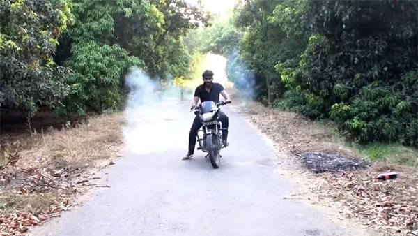 பெட்ரோலுக்கு பதிலாக கோகோ கோலா ஊற்றினால் பைக் ஓடுமா? விடை தெரிந்தால் ஆச்சரியப்படுவீர்கள்...