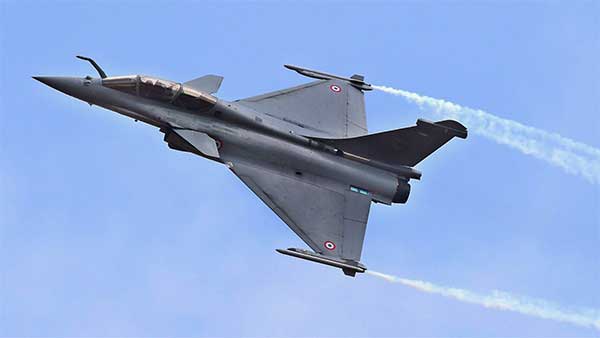 காங்கிரஸ் அலுவலகத்திற்கு எதிரே ரபேல் போர் விமானம்... நாட்டின் கவனத்தை ஈர்த்ததற்கு காரணம் இதுதான்...