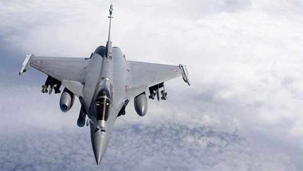 காங்கிரஸ் அலுவலகத்திற்கு எதிரே ரபேல் போர் விமானம்... நாட்டின் கவனத்தை ஈர்த்ததற்கு காரணம் இதுதான்...