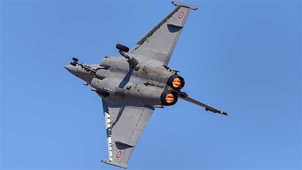 காங்கிரஸ் அலுவலகத்திற்கு எதிரே ரபேல் போர் விமானம்... நாட்டின் கவனத்தை ஈர்த்ததற்கு காரணம் இதுதான்...