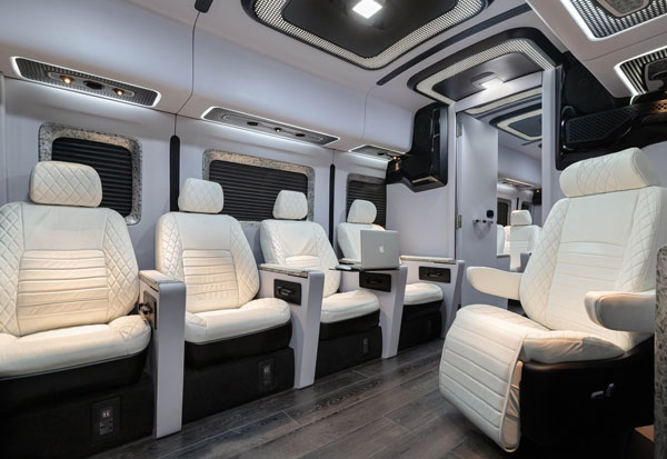 ரெட்டியின் கைவண்ணத்தில் சொகுசு விமானத்தை தோற்கடிக்கும் அம்சங்களுடன் பாரத் பென்ஸ் பஸ்!!