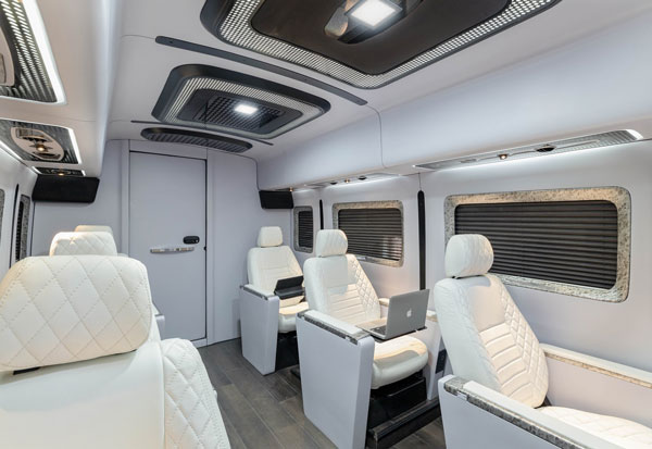 ரெட்டியின் கைவண்ணத்தில் சொகுசு விமானத்தை தோற்கடிக்கும் அம்சங்களுடன் பாரத் பென்ஸ் பஸ்!!