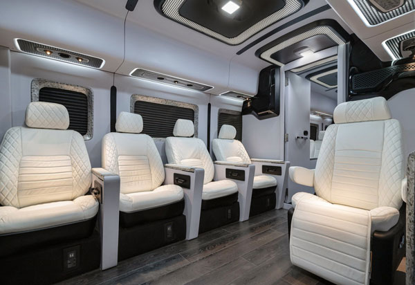 ரெட்டியின் கைவண்ணத்தில் சொகுசு விமானத்தை தோற்கடிக்கும் அம்சங்களுடன் பாரத் பென்ஸ் பஸ்!!