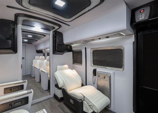 ரெட்டியின் கைவண்ணத்தில் சொகுசு விமானத்தை தோற்கடிக்கும் அம்சங்களுடன் பாரத் பென்ஸ் பஸ்!!