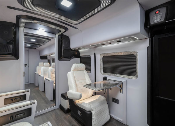 ரெட்டியின் கைவண்ணத்தில் சொகுசு விமானத்தை தோற்கடிக்கும் அம்சங்களுடன் பாரத் பென்ஸ் பஸ்!!