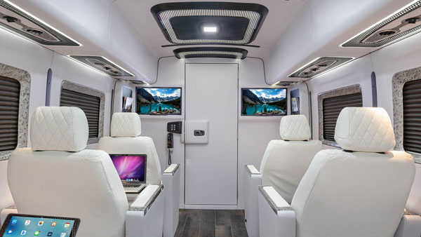 ரெட்டியின் கைவண்ணத்தில் சொகுசு விமானத்தை தோற்கடிக்கும் அம்சங்களுடன் பாரத் பென்ஸ் பஸ்!!