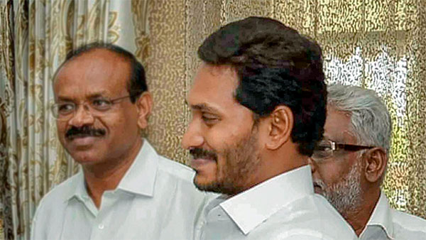 ஆந்திர புதிய முதல்வர் ஜெகன் மோகன் ரெட்டியின் ஆதரவாளர்கள் அட்டகாசம்... சட்டத்தை மீறுவதால் சர்ச்சை...