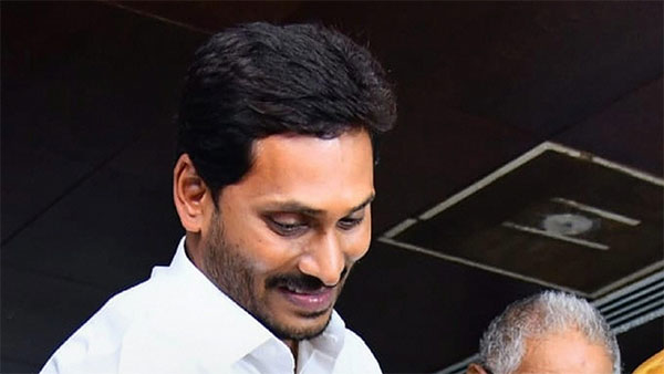 ஆந்திர புதிய முதல்வர் ஜெகன் மோகன் ரெட்டியின் ஆதரவாளர்கள் அட்டகாசம்... சட்டத்தை மீறுவதால் சர்ச்சை...