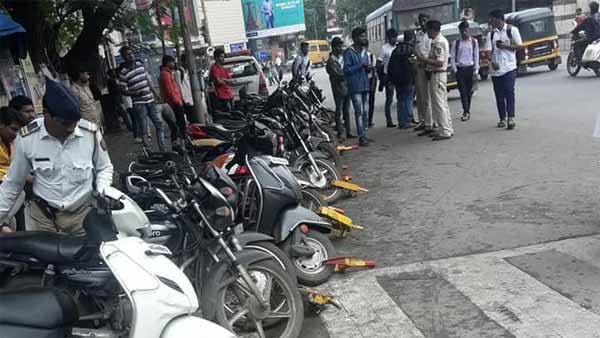 போலீஸின் தடையைமீறி ஸ்கூட்டரை எடுத்துசெல்ல முயன்ற இரு பெண்கள்... வைரல் புகைப்படம்...!