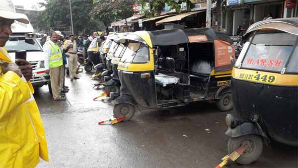 போலீஸின் தடையைமீறி ஸ்கூட்டரை எடுத்துசெல்ல முயன்ற இரு பெண்கள்... வைரல் புகைப்படம்...!