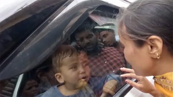 காருக்குள் சிக்கிய சிறுவன்... 2 மணி நேர போராட்டத்திற்கு பின் மீட்பு... தாய்-மகன் தவிப்பால் பரப்பு...!