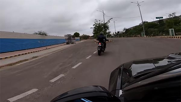 பிஎம்டபிள்யூ 320டி காருடன் போட்டியிட்ட கேடிஎம் 390 ட்யூக்: ஆச்சரியம் அளிக்கும் போட்டி முடிவு... வீடியோ!