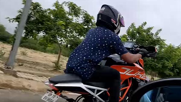 பிஎம்டபிள்யூ 320டி காருடன் போட்டியிட்ட கேடிஎம் 390 ட்யூக்: ஆச்சரியம் அளிக்கும் போட்டி முடிவு... வீடியோ!