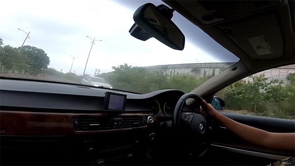 பிஎம்டபிள்யூ 320டி காருடன் போட்டியிட்ட கேடிஎம் 390 ட்யூக்: ஆச்சரியம் அளிக்கும் போட்டி முடிவு... வீடியோ!