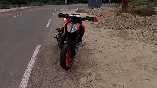 பிஎம்டபிள்யூ 320டி காருடன் போட்டியிட்ட கேடிஎம் 390 ட்யூக்: ஆச்சரியம் அளிக்கும் போட்டி முடிவு... வீடியோ!