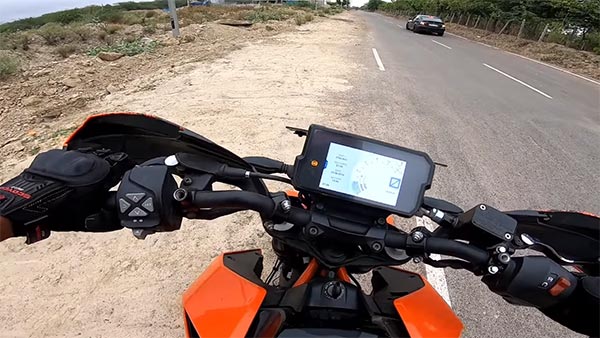 பிஎம்டபிள்யூ 320டி காருடன் போட்டியிட்ட கேடிஎம் 390 ட்யூக்: ஆச்சரியம் அளிக்கும் போட்டி முடிவு... வீடியோ!