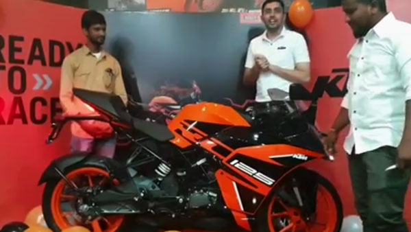 மிகவும் விலை உயர்ந்த கேடிஎம் ஆர்சி 125 பைக்கின் டெலிவரி தொடங்கியது... விற்பனையில் சாதிக்குமா?