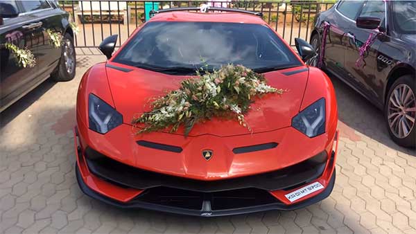 திருமண நிகழ்ச்சியில் பவனி வந்த ஆடம்பர சொகுசு கார்கள்... விலை தெரிந்தால் மலைத்து போய் விடுவீர்கள்