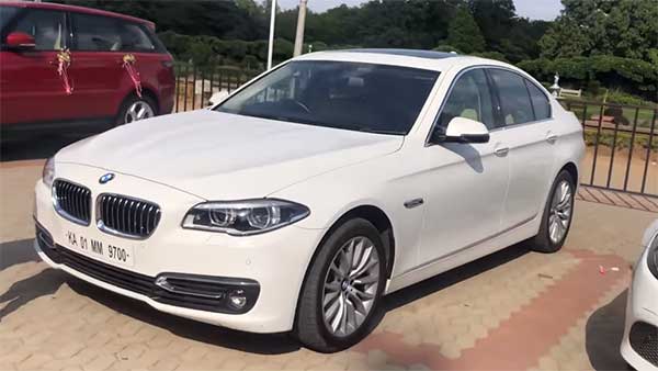 திருமண நிகழ்ச்சியில் பவனி வந்த ஆடம்பர சொகுசு கார்கள்... விலை தெரிந்தால் மலைத்து போய் விடுவீர்கள்