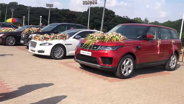 திருமண நிகழ்ச்சியில் பவனி வந்த ஆடம்பர சொகுசு கார்கள்... விலை தெரிந்தால் மலைத்து போய் விடுவீர்கள்